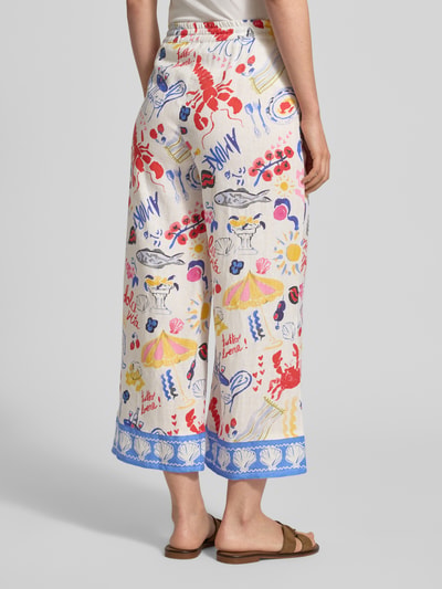 Frauenmodel trägt Wide Fit Leinenhose mit Allover-Motiv-Print von Christian Berg Woman, bunt gemustert, reines Leinen, Rückansicht Ganzkörperansicht.