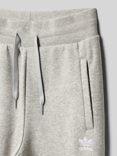 adidas Originals Spodnie dresowe o kroju regular fit z mieszanki bawełny Średnioszary melanż 2