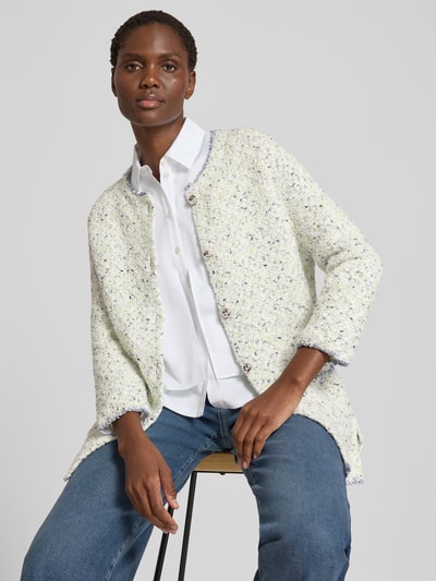 Vrouwenmodel draagt Strickjacke mit 3/4-Arm und aufgesetzten Taschen van Marc Cain in katoenmix, regular fit, ronde hals, knoopsluiting, opgestikte zakken, 3/4-mouw, ruglengte maat 36: 79 cm, mouwlengte maat 36: 56 cm, licht gemêleerd, rechte vormen, zachte textuur, close-up bovenlichaam