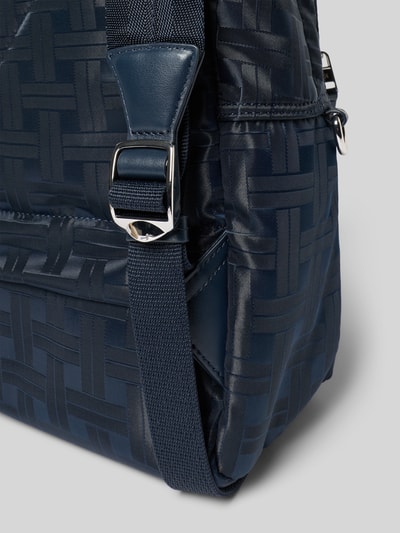 Produktfoto, Rucksack mit Logo-Applikation von Kenzo in Dunkelblau mit Flechtmuster, silberne Details, Texturmix, Kontext: Reißverschlussfach vorn, Hauptfach, Trageriemen, Steckfach innen, Maße 34x44x12 cm.