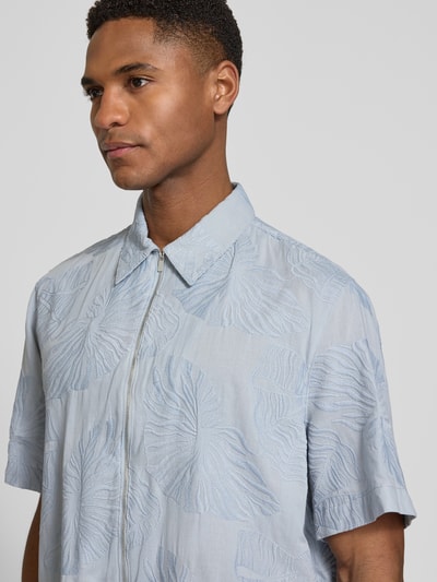 Männermodel trägt Regular Fit Freizeithemd mit Reißverschluss und Kentkragen von Drykorn, Baumwoll-Mix, blauer Ton, Nahaufnahme Oberkörper.