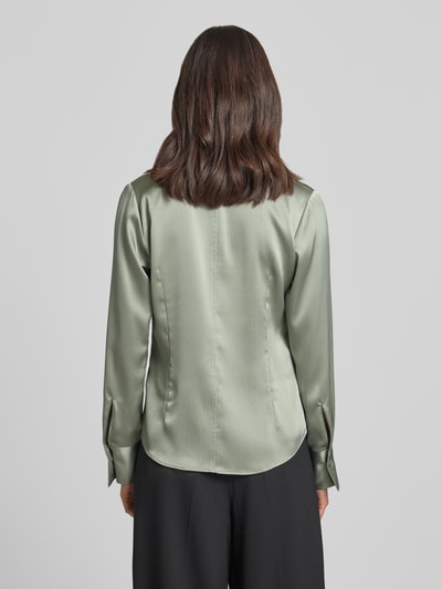 Vrouwenmodel draagt Regular Fit blouse met V-hals van Calvin Klein Womenswear in glanzende lichtgroene materiaalmix met stretch, overhemdkraag, verdekte knoopsluiting, ruglengte 63 cm, mouwlengte 62 cm, ganzekörperaanzicht achteraan.