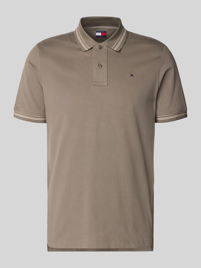 Produktfoto, Regular Fit Poloshirt aus reiner Baumwolle von Tommy Jeans in Optik: Unifarben mit Logo-Stitching, Polokragen, 2-Knopf-Verschluss, Ärmelform: Kurzarm, Materialverarbeitung: Jersey