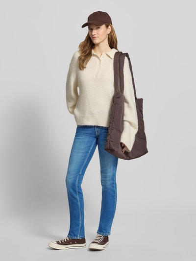 Vrouwenmodel draagt Skinny Fit Jeans uit katoenmix Model 'VENUS' van Pepe Jeans, effen kleuren, denim, 5-pocketmodel, low waist, labelstitching, labelpatch, riemlussen, knoop- en ritssluiting, Ganzkörperansicht von voren.