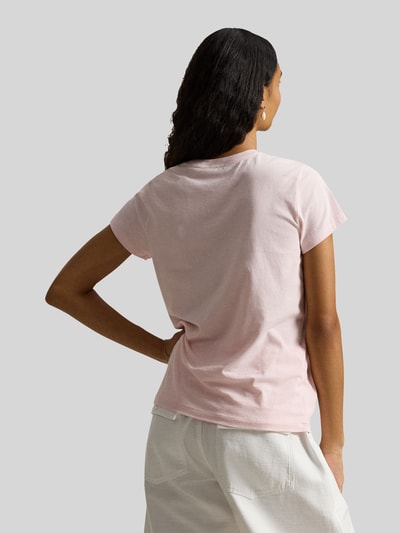 Kobiece model nosi T-shirt mit Label-Stitching von Polo Ralph Lauren z bawełny, krój regular fit, okrągły dekolt, różowy, długość tyłu 54 cm, całe ciało z tyłu