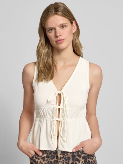 Frauenmodel trägt Top aus Viskose-Leinen-Mix Modell 'ALMIRA' von JJXX in Weiß mit Schnürung, Regular Fit, Nahaufnahme Oberkörper.
