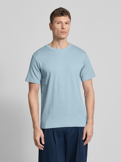 Męskimodel nosi Regular Fit T-Shirt aus Baumwoll-Mix Modell 'SPENCER' von SELECTED HOMME, jednokolorowy, z fakturą w paski, okrągły dekolt, krótki rękaw, drobne prążkowanie, mieszanka bawełny, Ganzkörperansicht von vorne.