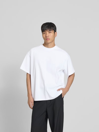 Männermodel trägt Relaxed Fit T-Shirt mit Logo-Stitching von WON HUNDRED, Weiß, reine Baumwolle, Rundhalsausschnitt, Kurzarm, Ganzkörperansicht von vorne.