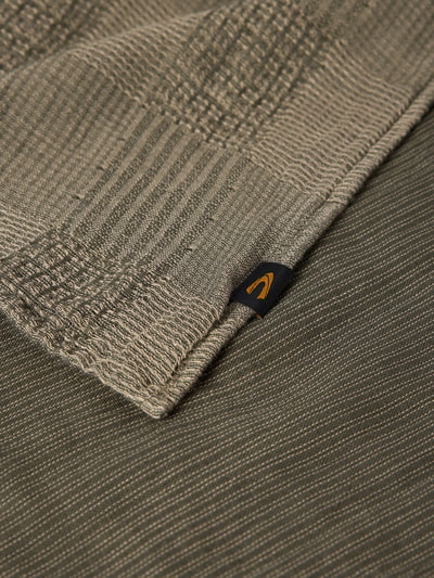 Produktfoto, Schal aus reiner Baumwolle mit Label-Detail von camel active, rechteckig, Karo-Muster, beige und oliv, strukturierte Oberfläche