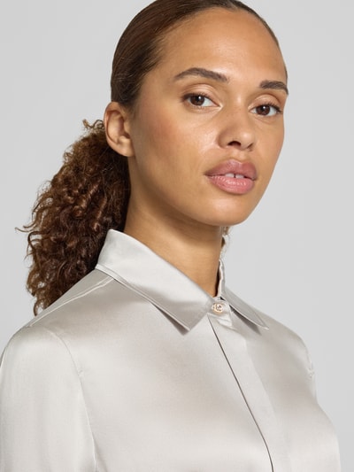 Vrouwenmodel draagt Regular fit blouse met lange mouwen van zijdemix model 'XERO' van Max Mara, Dames, Nahaufnahme bovenlichaam.