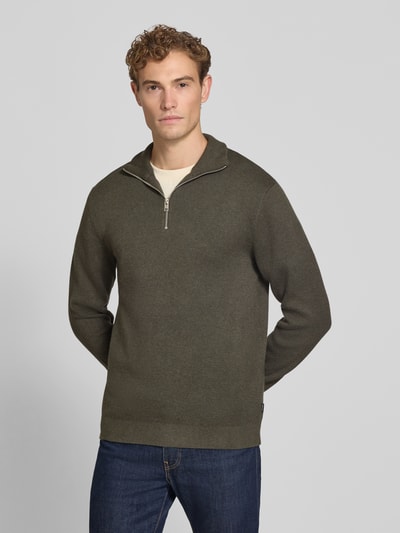Männermodel trägt Slim Fit Pullover aus reiner Baumwolle Modell 'MILANO' von JACK & JONES Premium, Strick-Optik, Ganzkörperansicht von vorne.