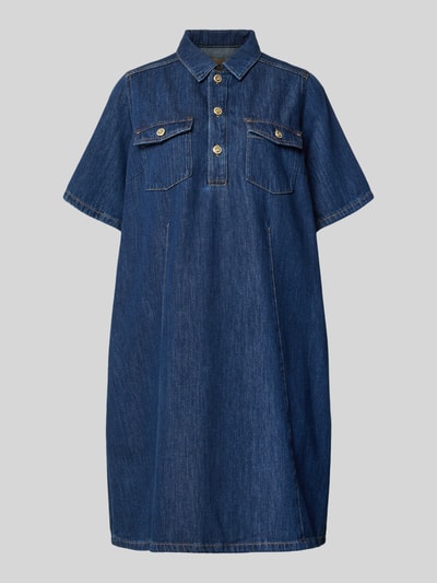 Produktfoto, Knielanges Jeanskleid mit Brusttaschen Modell 'Biba East' von MOS MOSH aus Reine Baumwolle, Straight, mittlere Waschung, sichtbare Knopfleiste, Kentkragen und zwei Brusttaschen, strukturierte Denim-Textur, Länge ca. 100 cm, Brustweite ca. 55 cm, Ärmellänge ca. 29 cm, Damen