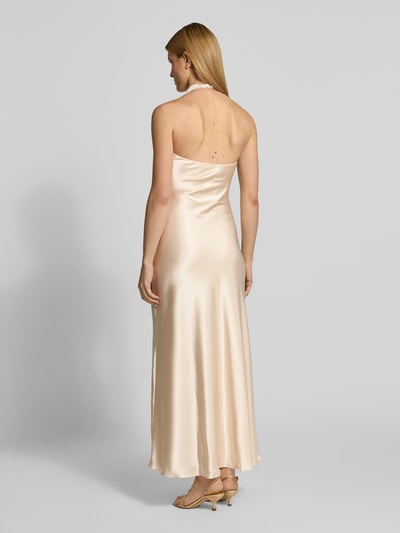 Vrouwenmodel draagt avondjurk met neckholder model 'Abby' van Forever New, satijn, nauwsluitende fit, maxijurk, rugpand laag uitgesneden, crèmekleurig, geheel van achteren gezien