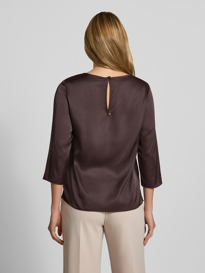 Vrouwenmodel draagt Bluse aus Satin van Rinascimento in donkerbruin Satijn Materiaalmix met stretch, getailleerd, ronde hals, lange mouwen, ruglengte maat S 59 cm, mouwlengte maat S 48 cm, geheel van achteren