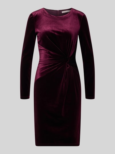 Produktfoto, Knielanges Kleid aus Samt mit Knotendetail von Christian Berg Woman Selection, figurbetonter Schnitt, tiefer Brombeerton, weiche Samttextur, Rundhalsausschnitt, lange Ärmel, glatte Oberfläche, Damengröße 36.
