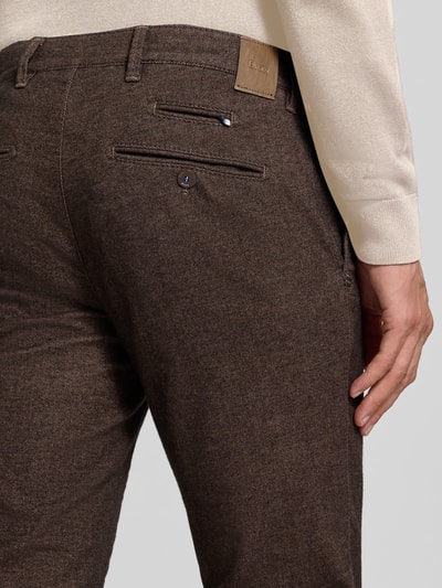 Mannenmodel draagt donkere smalle broek van katoenmix model 'Fabio' van Brax, Heren smalle broek, detailopname achterzijde
