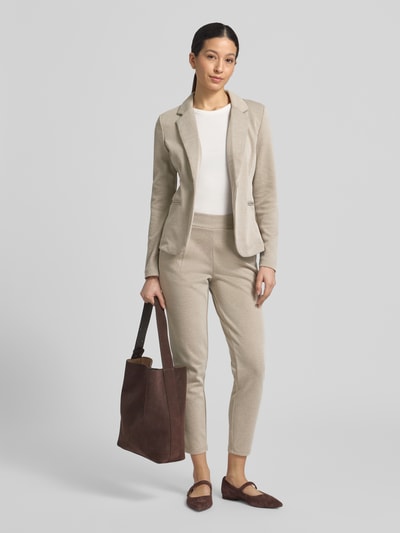 Vrouwenmodel draagt Regular Fit Blazer met reverskraag model Kate van ICHI in katoenmix met paspelzakken en knoopsluiting, frontaal volledig lichaam.