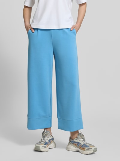 Frauenmodel trägt Wide Leg Sweatpants mit Eingrifftaschen von Rich & Royal in Hellblau, Modal-Mix mit Stretch-Anteil, elastischer Bund, Ganzkörperansicht von vorne. Innenbeinlänge bei Größe S: 63 cm.