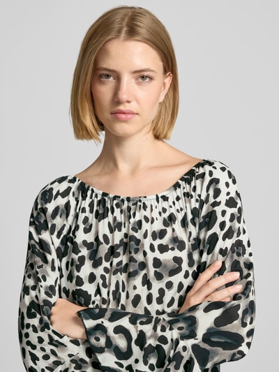 Kobiece model prezentuje Blusenshirt aus Viskose im Allover-Look od monari, krój regular fit, wzór na całej powierzchni, okrągły dekolt, czarno-białe plamy, Długość tyłu w rozmiarze 36: 55 cm, Długość rękawów w rozmiarze 36: 54 cm, tkanina gładka, zbliżenie na górną część ciała