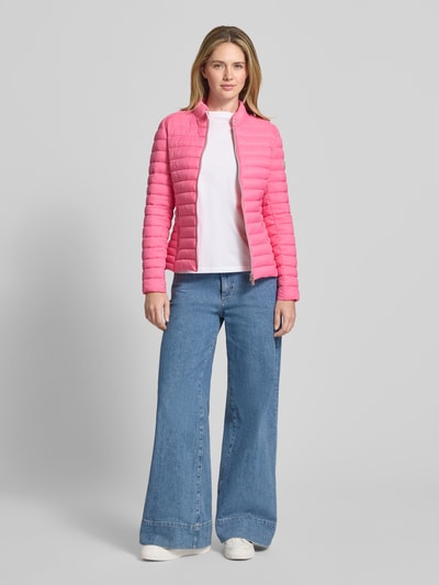 Kobiece model prezentuje Kurtka pikowana z zamkiem błyskawicznym dwustronnym Model 'JUDY' od Frieda & Freddies, krój slim fit, stójka, kieszenie zapinane na zamek błyskawiczny, długość tyłu w rozmiarze 36: 57 cm, szerokość ramion w rozmiarze 36: 40 cm, szerokość klatki piersiowej w rozmiarze 36: 48 cm, długość rękawów w rozmiarze 36: 64 cm, jasnoróżowy kolor, proste faktury, pełen widok z przodu.