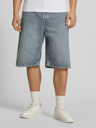 Mężczyznamodel nosi Extra Baggy Fit bermudy model 'IRON' od Jack & Jones z bawełny, wpuszczane kieszenie, szerokość w rozmiarze M 45 cm, długość wewnętrzna nogawki 31 cm, jasnoniebieski denim, faktura gładka, prostokątne formy, całkowity widok z przodu