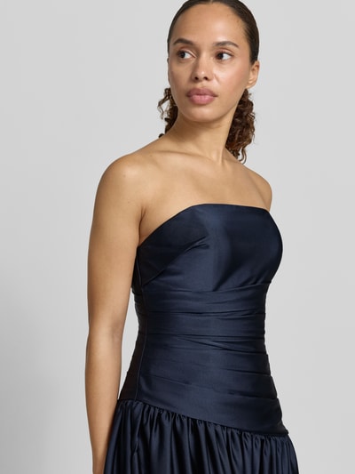 Frauenmodel trägt Abendkleid im Stufen-Look von Luxuar, taillierte Passform, Maxikleid, ärmelloses-Design, Rückenreißverschluss, Nahaufnahme Oberkörper.