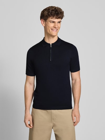 Männermodel trägt Regular Fit Poloshirt aus Viskose-Mix Modell 'WYLER' von Only & Sons in Optik: Unifarben, Feinstrick, Nahaufnahme Oberkörper.