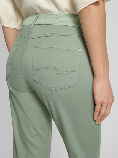 Vrouwenmodel draagt Cropped Hose met elastischem Bund Modell 'ORNELLA' van Angels in lichtgroen, katoenmix met stretch, detailopname achterzijde.