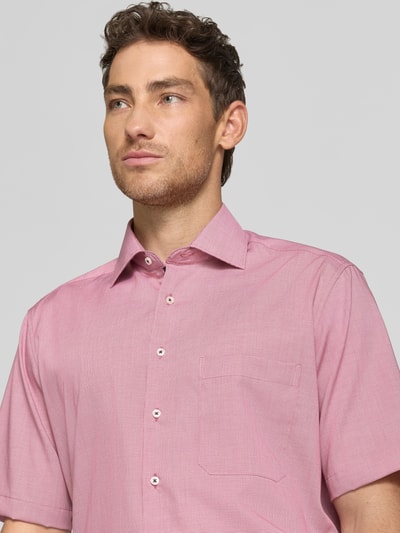 Männermodel trägt Relaxed Fit Business Hemd aus lyocellmix von ETERNA in roze met kentkraag, borstzak, korte mouw, knoopsluiting, detailaufnahme oberkörper, heren zakelijk hemd met katoen en lyocell