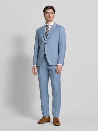 Männermodel trägt Regular Fit Sakko mit Woll-Anteil Modell 'Jamie' von Tiger Of Sweden, hellblau, 2-Knopfleiste, Reverskragen, Pattentaschen, Elastischer-Material-Mix, Ganzkörperansicht von vorne, Rückenlänge 72 cm, Schulterbreite 46 cm, Ärmellänge 64 cm, Größe 50.