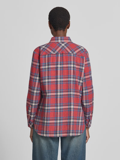 Vrouwenmodel draagt Regular Fit overhemdblouse met katoenmix van Emily Van den Bergh, rood-blauw geruit, borstzak, rugaanzicht, ruglengte maat 36 65 cm, mouwlengte maat 36 59 cm, met overhemdkraag en knoopsluiting. Ganzkörperansicht Rückansicht.