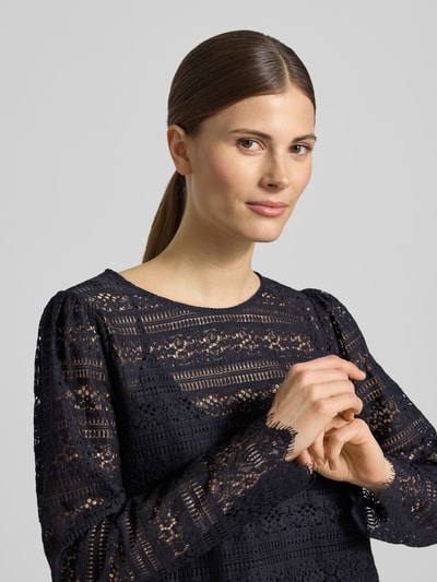 Frauenmodel trägt Blusenshirt aus Spitze mit Rundhalsausschnitt von comma, dunkelblau, feine Spitzenstruktur, Baumwoll-Mix, Nahaufnahme Oberkörper.