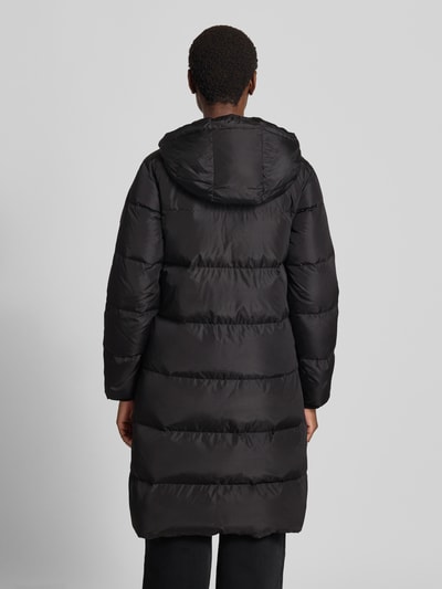 Männermodel trägt 'Steppmantel mit Zweiwege-Reißverschluss' von Armani Exchange, czarny, prosty krój, kaptur z tunel, kieszenie zapinane na zamek błyskawiczny, dodatkowe ściągacze na rękawach, długość tyłu w rozmiarze S: 100 cm, szerokość ramion: 43 cm, szerokość w rozmiarze S: 55 cm, długość rękawów: 63 cm, widok całej sylwetki z tyłu
