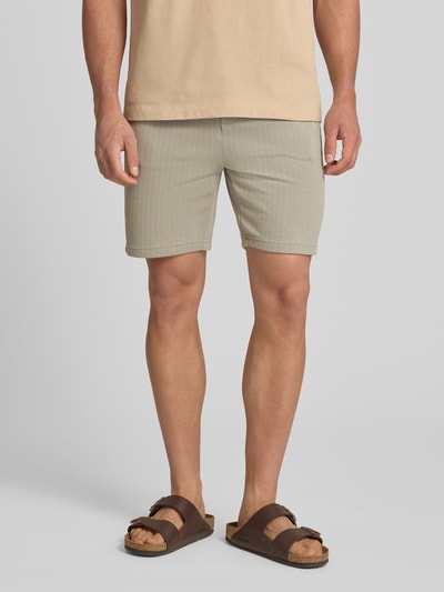 Männermodel trägt Regular Fit Bermudas aus strukturiertem Material Modell 'TREY LIFE' von Only & Sons, unifarben, seitliche Taschen, Ganzkörperansicht von vorne.