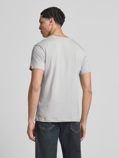 Męski t-shirt z bawełny, prosty krój, okrągły dekolt, detal z logo, długość tyłu w rozmiarze M 69 cm, T-Shirt mit Label-Detail Modell 'BASIC' od Alpha Industries, Ganzkörperansicht Rückansicht.