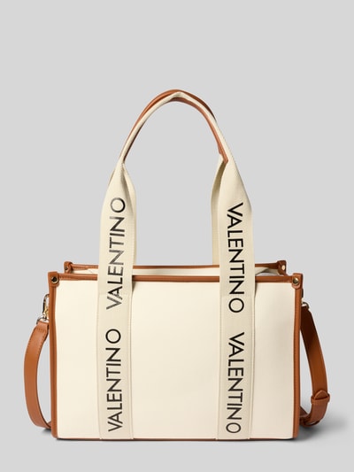 Produktfoto, Tasche mit Label-Details Modell 'CANDLE' von VALENTINO BAGS, cremefarbenes Material, braune Tragehenkel, klare Kanten, strukturierte Textur. Hauptfach mit Reißverschluss, inklusive Schulterriemen, Maße 35x27x14 cm, Label-Details kontrastierend auf den Henkeln.