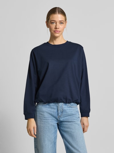 Vrouwenmodel draagt donkerblauw dames sweatshirt met ronde hals, relaxed fit, biologisch katoen, model 'Saida' van FREE/QUENT, volledig vooraanzicht