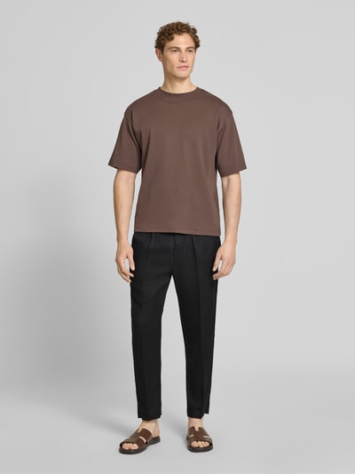 Männermodel trägt Hose mit Gesäßtaschen Modell 'PANTALACCIO LINO' von MARKUP aus Reine Baumwolle, Regular-Fit, Ganzkörperansicht von vorne.