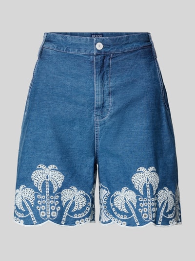 Produktfoto, Shorts mit Lochstickerei Modell 'PILAR' von Guess aus reiner Baumwolle im Wide-Fit, Knopf- und Reißverschluss, weiße Lochstickerei vorn, Farbton Blau, französische Eingrifftaschen, Gesäßtaschen, glatte Jeansoptik, Bundweite 37 cm, Innenbeinlänge 15 cm.