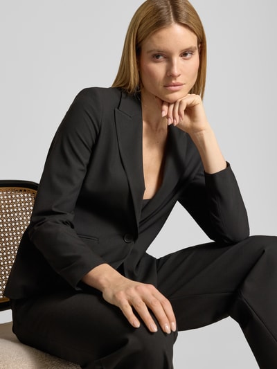 Vrouwenmodel draagt Regular Fit Blazer met Viskose-Anteil van s.Oliver BLACK LABEL, look: effen, pasvorm: regular fit, reverskraag, split, 1-knoopssluiting, lange mouw, klepzakken, nahaufnahme bovenlichaam.