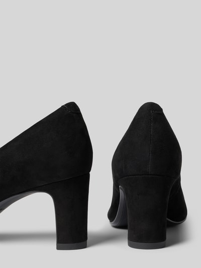 Produktfoto, czarne czółenka z naturalnej skóry o matowej teksturze, gruby obcas, Pumps aus echtem Leder von Tamaris, damskie