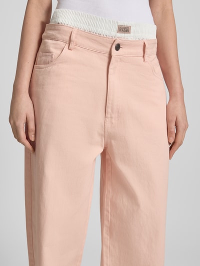 Frauenmodel trägt Jeans mit integriertem Boxer-Detail von Karo Kauer in zartem Rosa, Baumwolle, Relaxed Fit, Nahaufnahme Oberkörper.