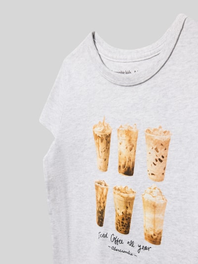 Produktfoto, T-Shirt mit Label-Detail Modell 'CLASSIC' von Abercrombie&Fitch, hellgrau, glatte Baumwollmischung, Print mit Eiskaffee-Motiven, Rundhalsausschnitt, gerader Schnitt, Rückenlänge Größe 134: 44 cm.