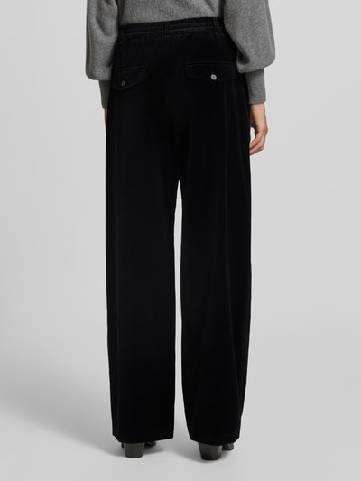 Vrouwenmodel draagt zwarte corduroy broek met steekzakken van windsor., mix van katoen en elastaan, wijd been, elastische band, geheel achteraanzicht
