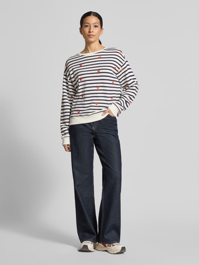 Frauenmodel trägt Sweatshirt im Allover-Look von Smith and Soul, Baumwoll-Modal-Mix, Relaxed Fit, Streifen mit Herzmotiven, Ganzkörperansicht von vorne.