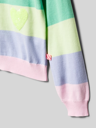 Mädchen trägt Regular Fit Pullover in Strick-Optik von BILLIEBLUSH, Reine Baumwolle, Pailettenbesatz, Nahaufnahme Oberkörper.