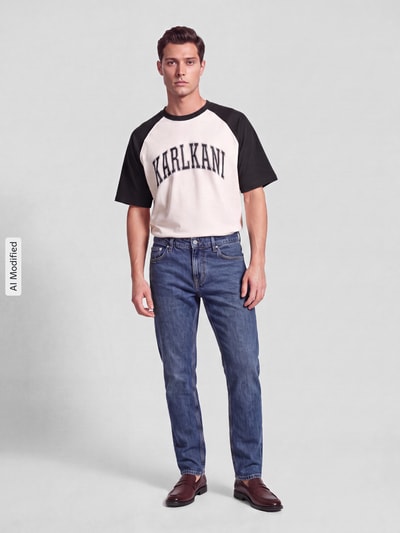 Mężczyzna-model nosi Modern Fit Straight Fit Jeans aus Baumwoll-Mix Modell 'Mitch' od JOOP! JEANS, niebieskie, prosty krój, tekstura denimu, Ganzkörperansicht von vorne.