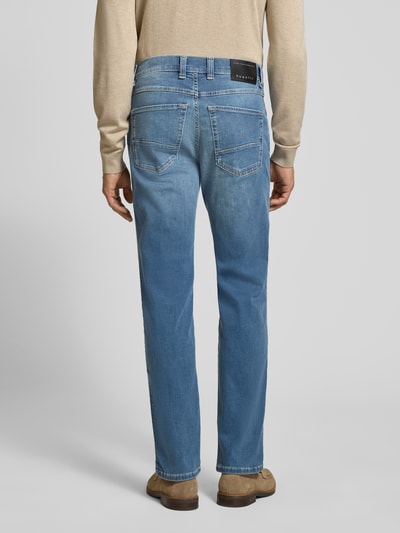 Männermodel trägt Regular Fit Jeans im 5-Pocket-Design von bugatti, Mieszanka bawełny, szerokość w rozmiarze 32/32: 43 cm, długość wewnętrzna nogawki 82 cm, jasnoniebieski kolor, prosty krój, tekstura denimu, Ganzkörperansicht Rückansicht