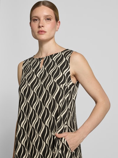 Frauenmodel trägt Knielanges Kleid mit Schlüsselloch-Ausschnitt von Betty Barclay im Material-Mix mit Stretch-Anteil, Nahaufnahme Oberkörper.