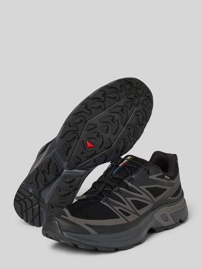 Produktfoto, Sneaker mit profilierter Sohle Modell 'XT-EVR GTX' von Salomon in Schwarz mit Logo, runder Spitze und Schnürung, strukturierte Textur